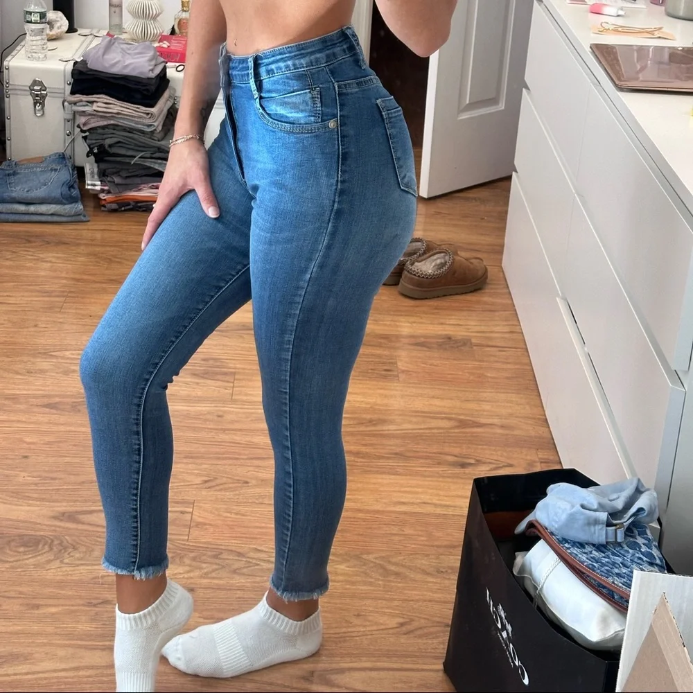 PRETTYLITTLETHING RIPPED HIGH RISE JEANS - Picture 2 of 3